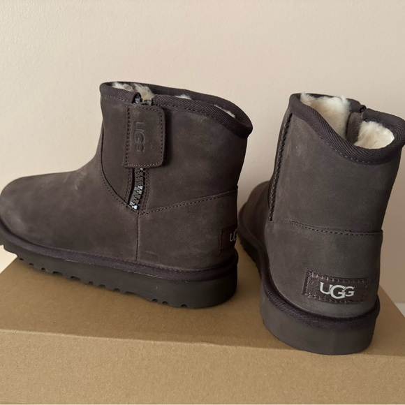 UGG Adri Classic Mini Suede Fur Lined Zip Boot. Boy. Girl. Unisex. Size: 4 - Picture 10 of 12